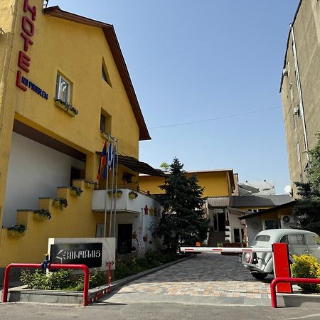 No Problem Hotel Yerevan Bagian luar foto