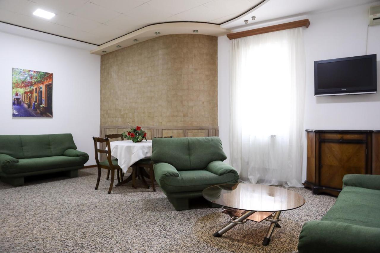 No Problem Hotel Yerevan Bagian luar foto