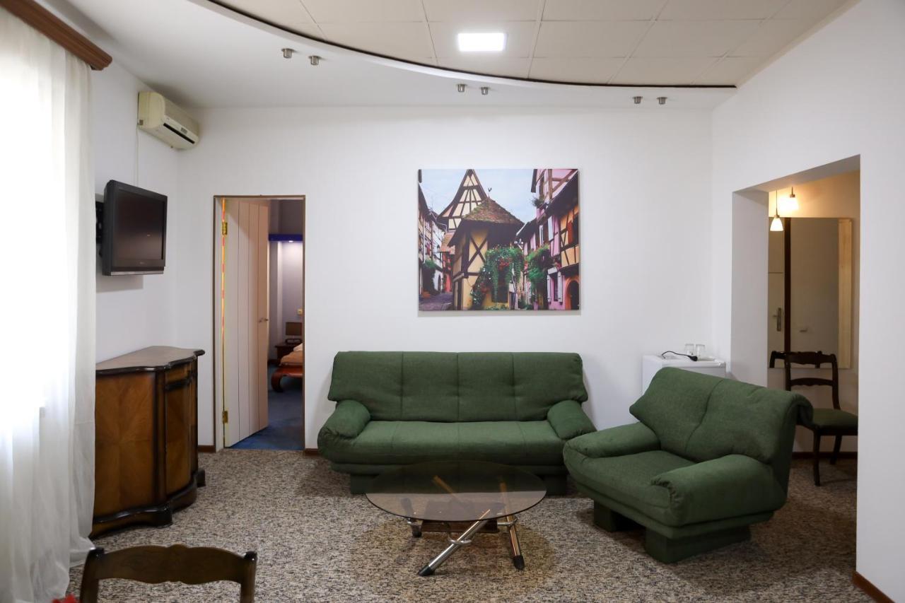 No Problem Hotel Yerevan Bagian luar foto