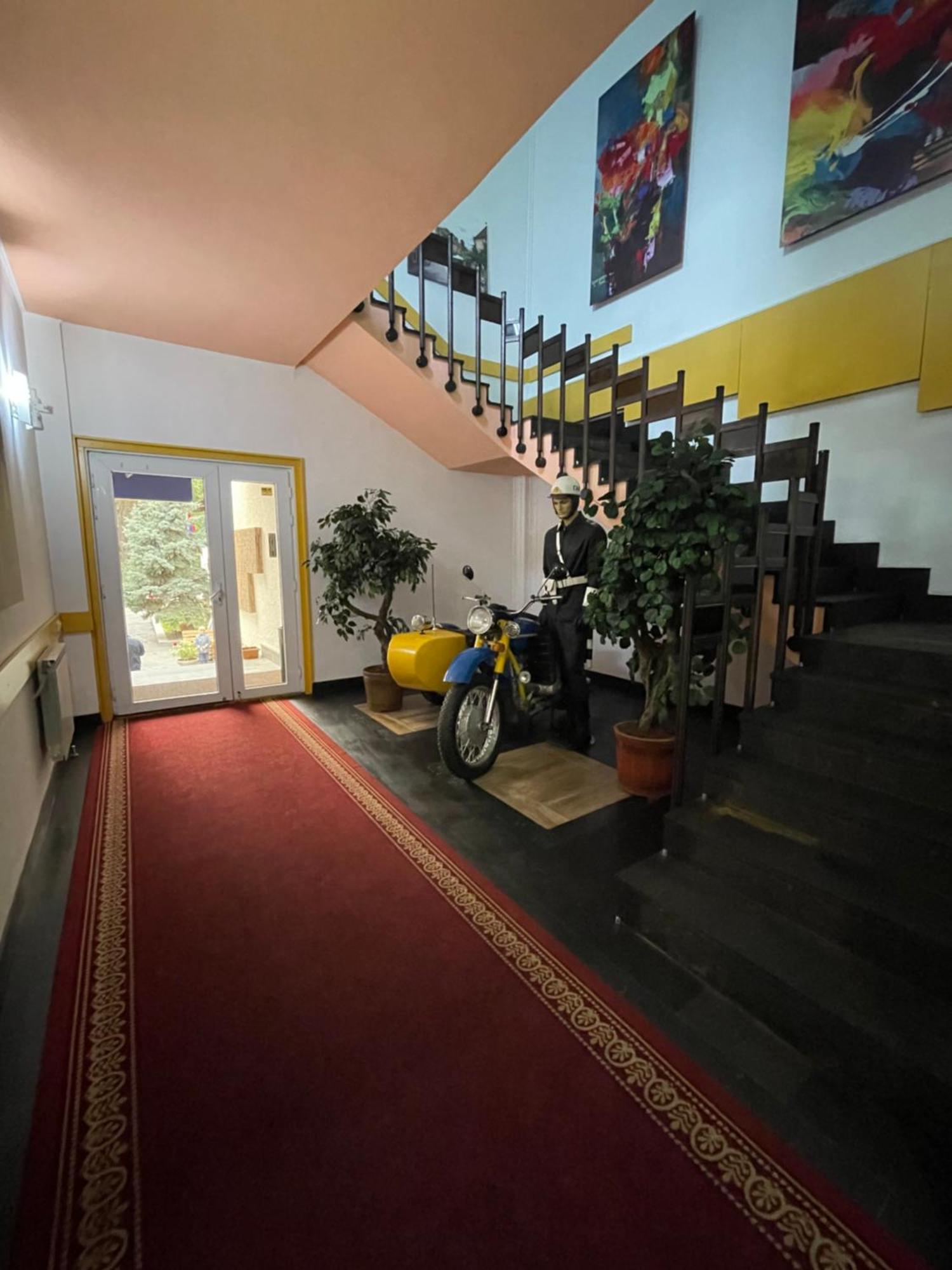No Problem Hotel Yerevan Bagian luar foto