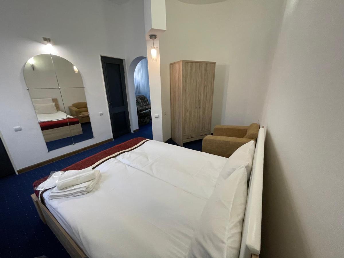 No Problem Hotel Yerevan Bagian luar foto
