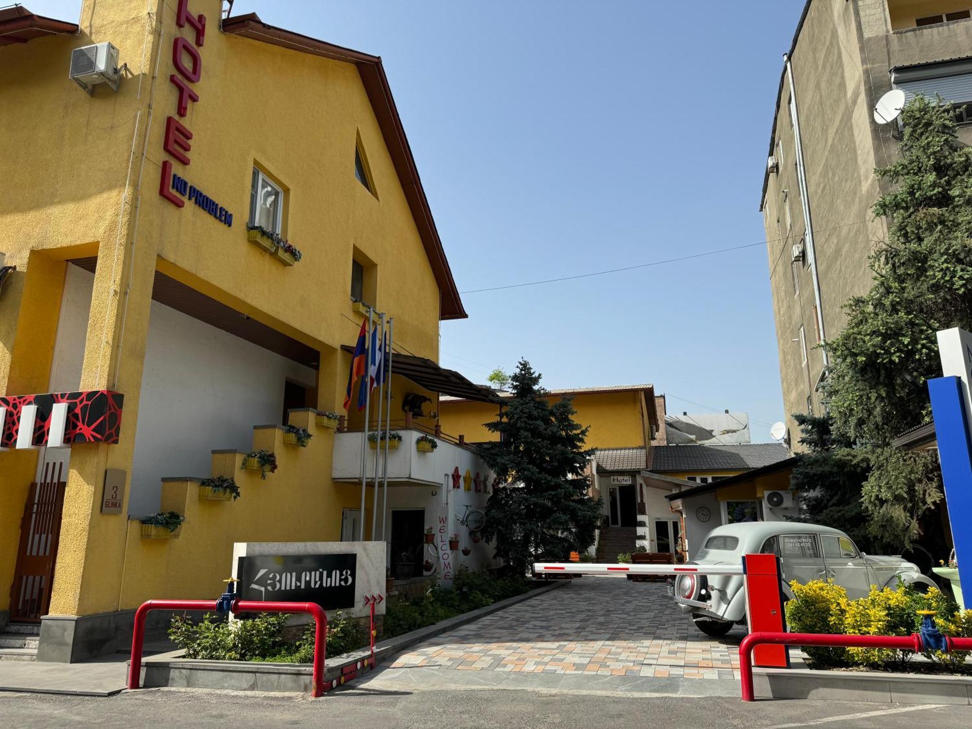 No Problem Hotel Yerevan Bagian luar foto