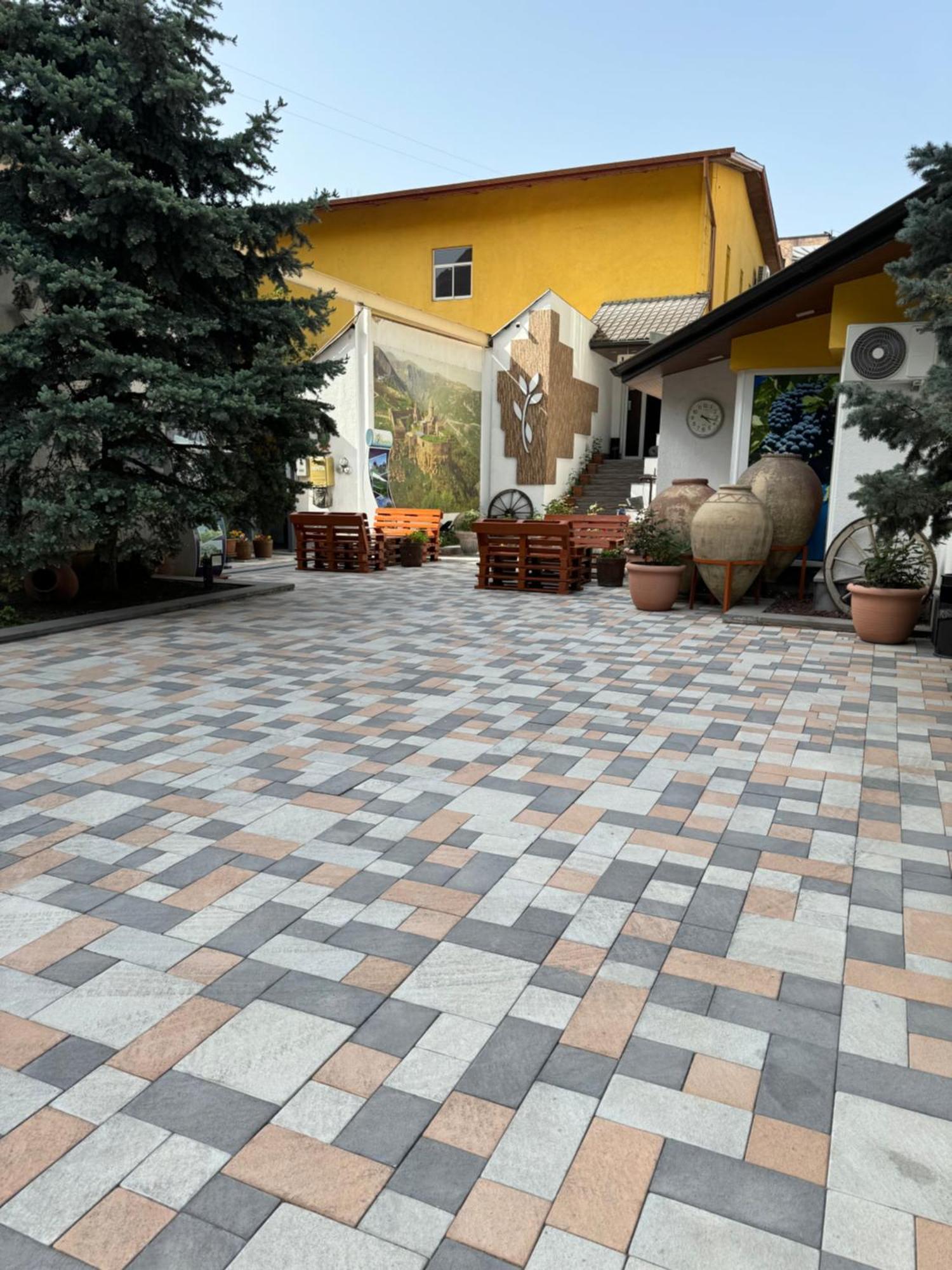 No Problem Hotel Yerevan Bagian luar foto