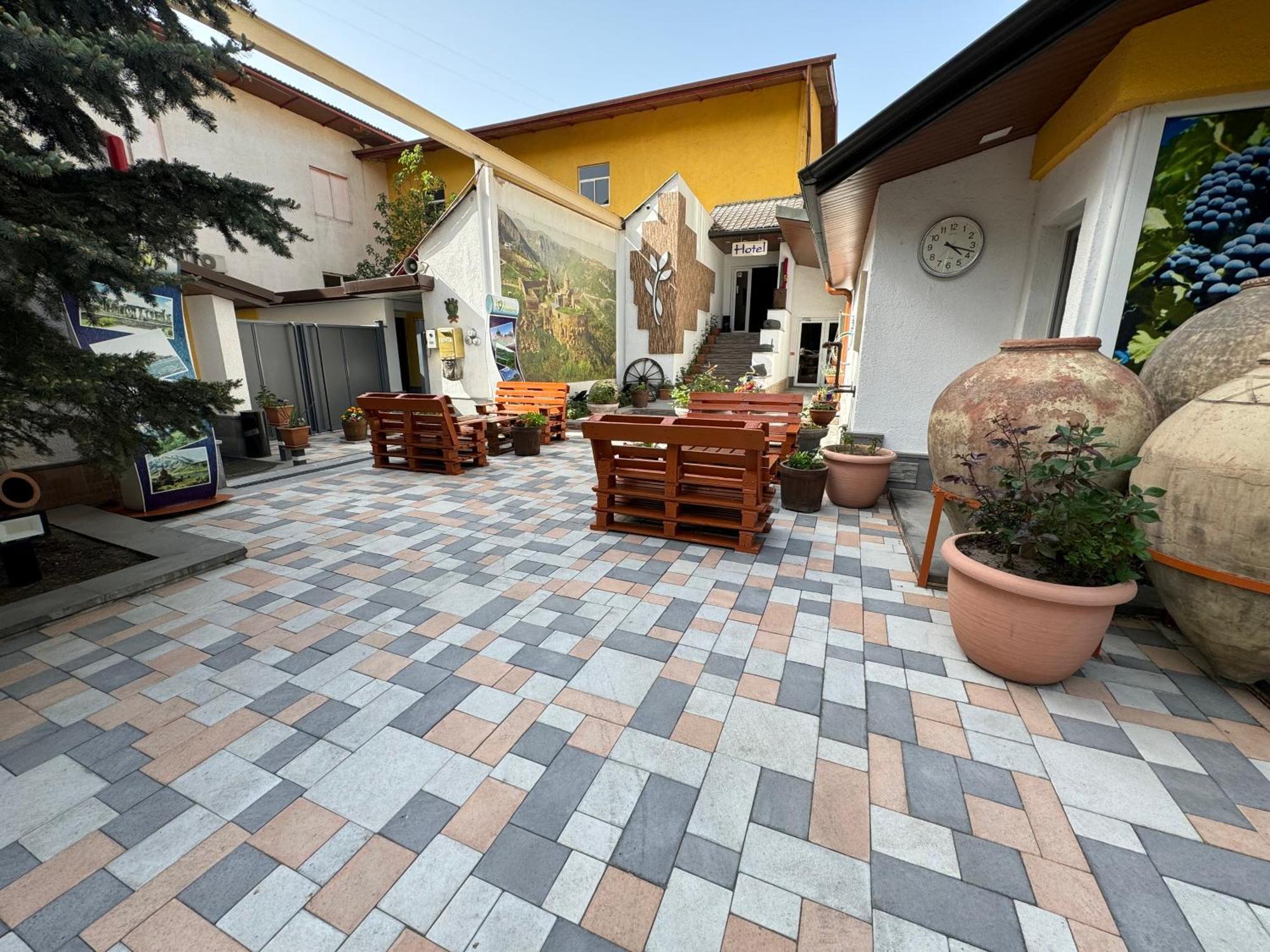 No Problem Hotel Yerevan Bagian luar foto