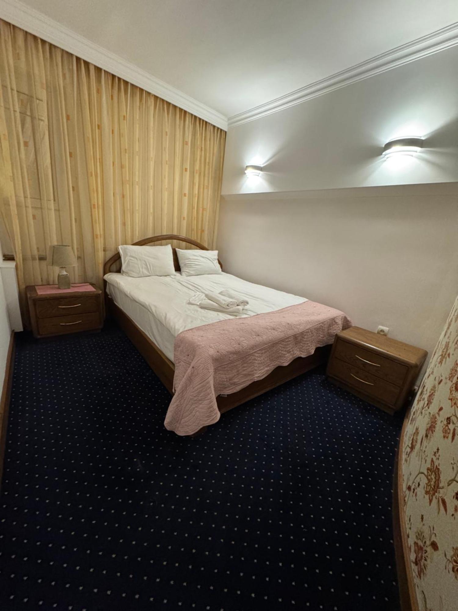 No Problem Hotel Yerevan Bagian luar foto