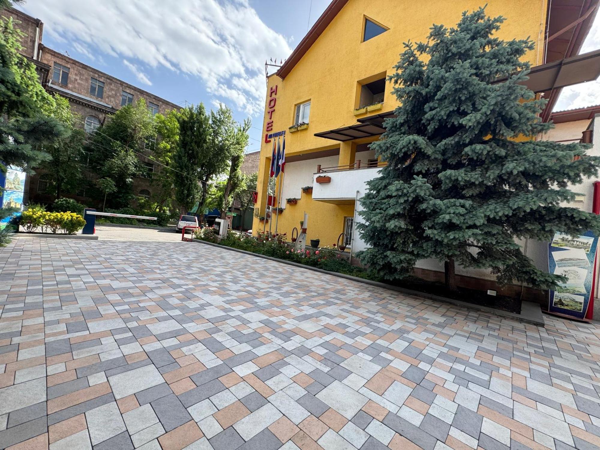 No Problem Hotel Yerevan Bagian luar foto